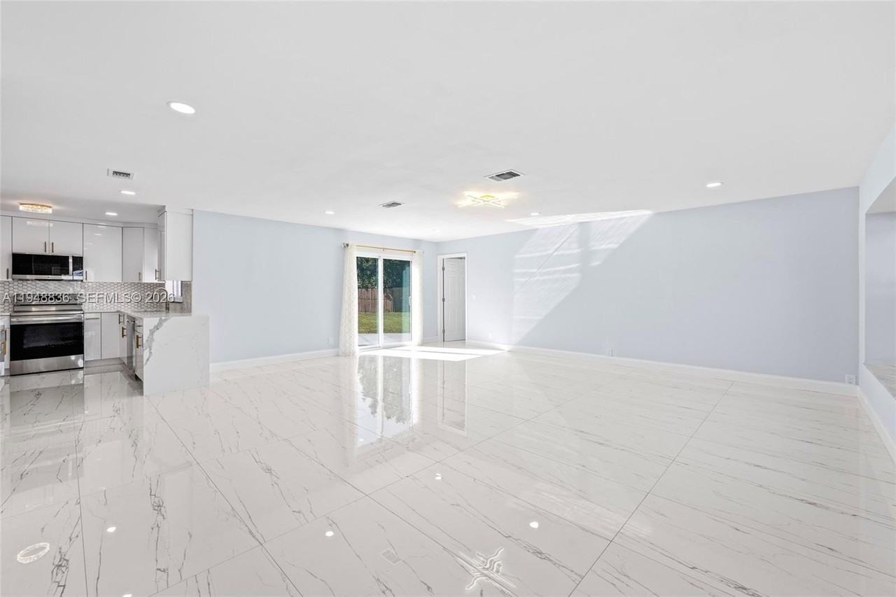 1720 Sw 13th St - Photo 5 of 50