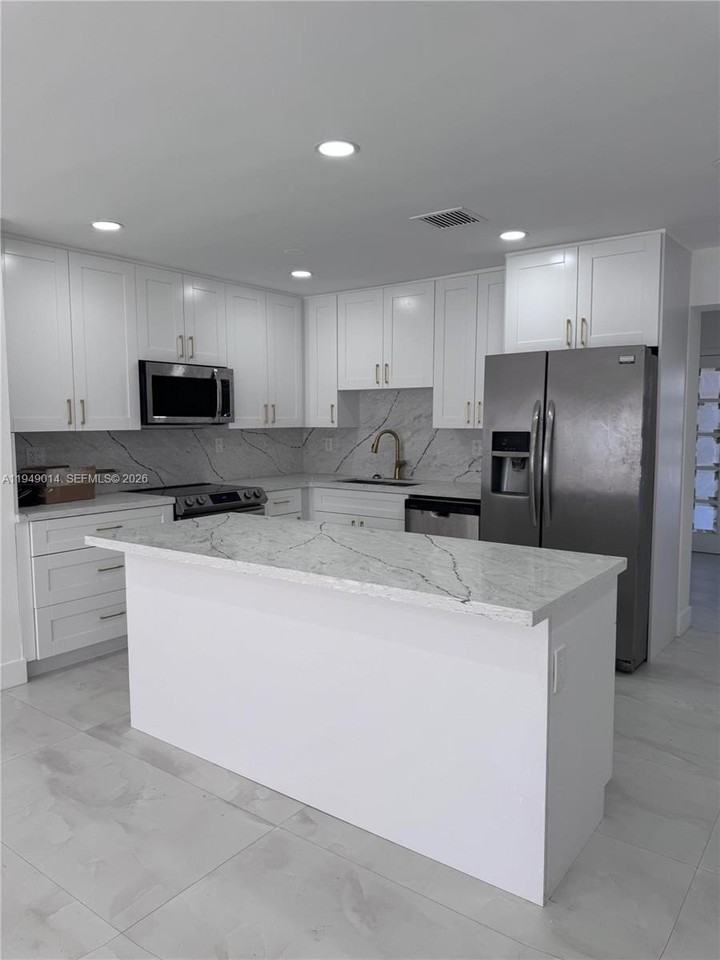 1706 N 45th Ave #1 - Photo 3 of 18