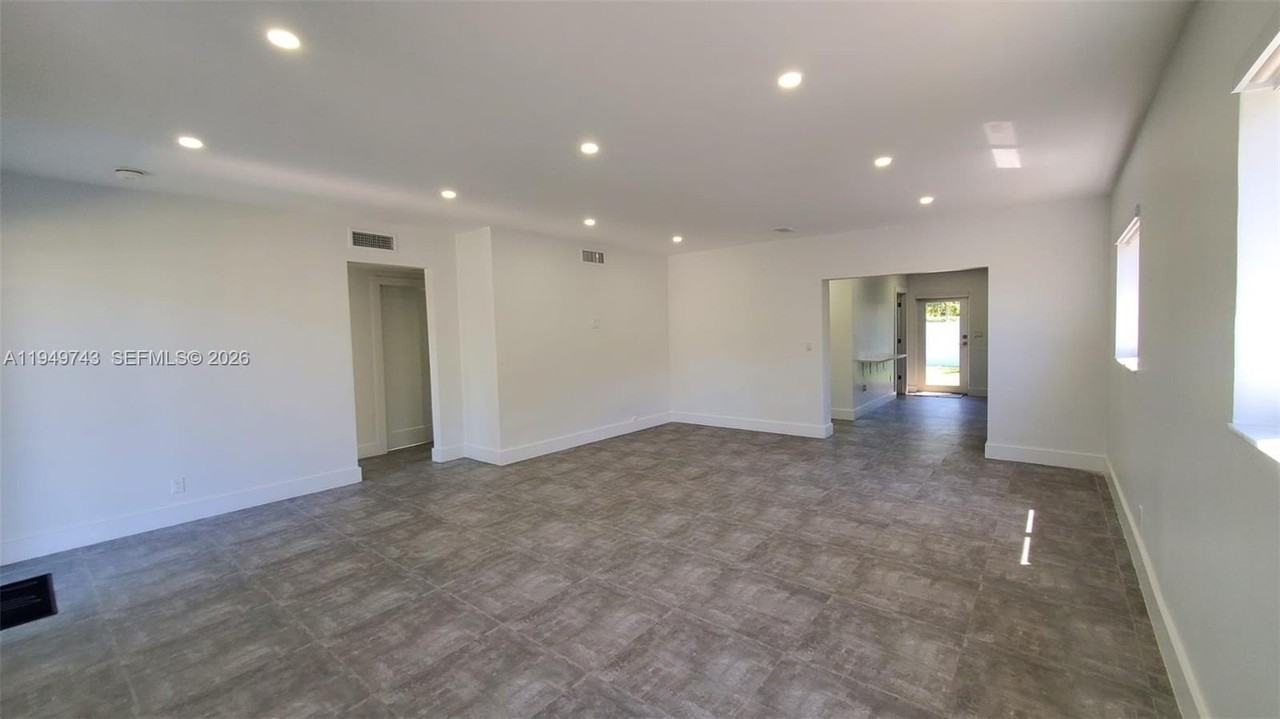 238 Nw 45th St #0 - Photo 6 of 35