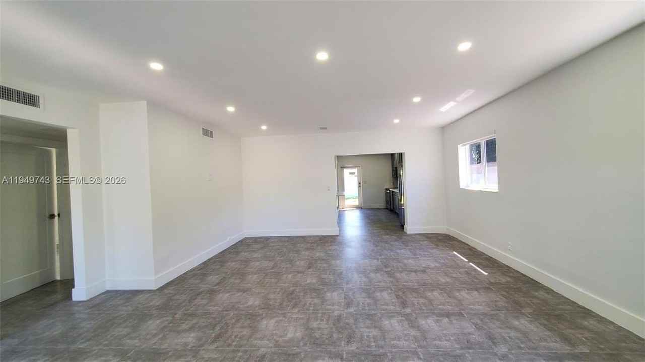 238 Nw 45th St #0 - Photo 7 of 35