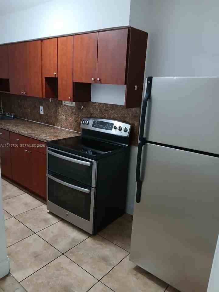 505 Ne 82nd St #9 - Photo 3 of 9