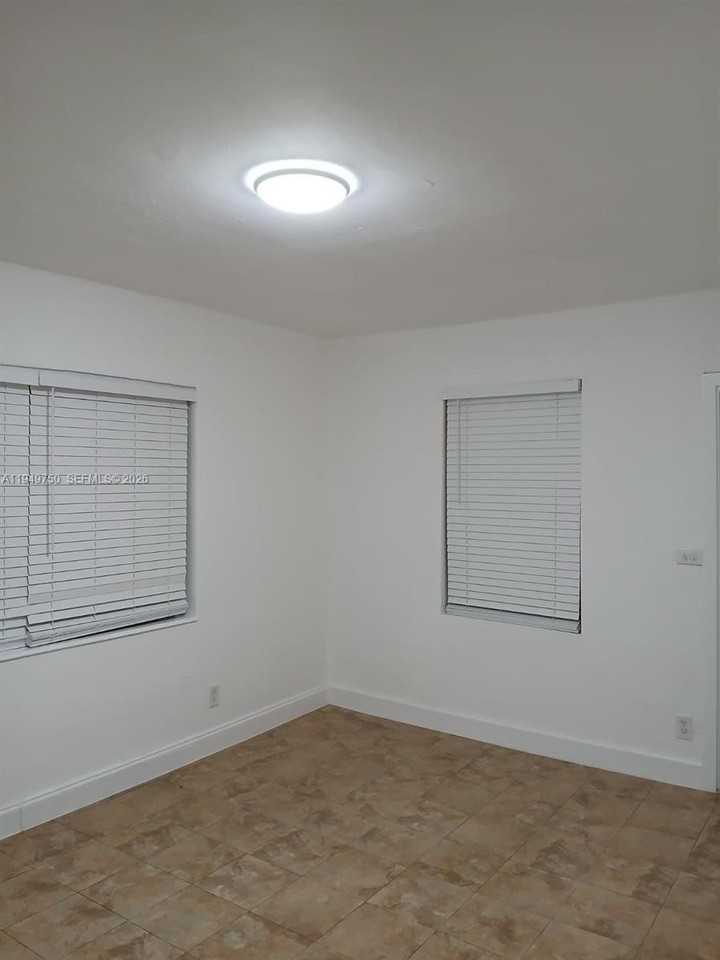 505 Ne 82nd St #9 - Photo 6 of 9