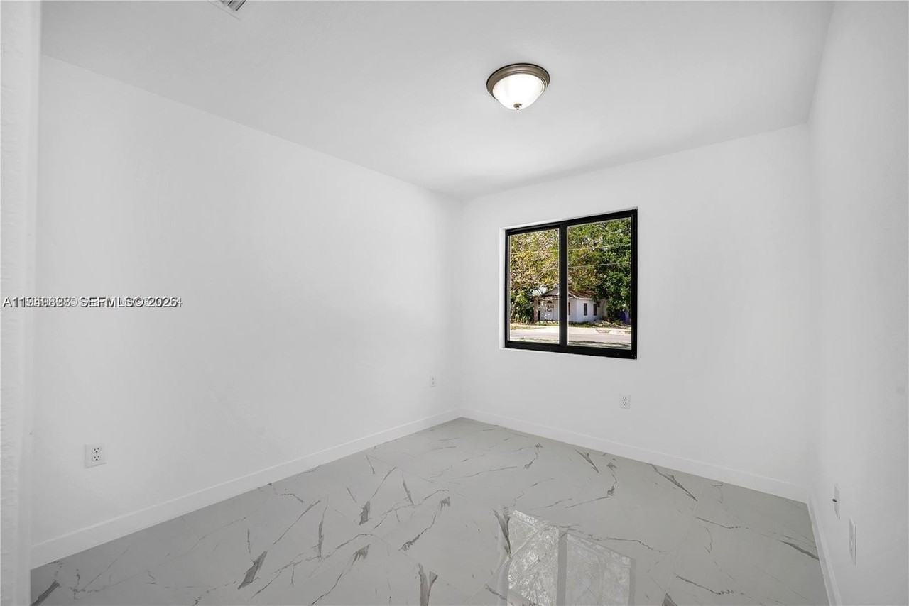 673 Nw 14th St #1 - Photo 3 of 21