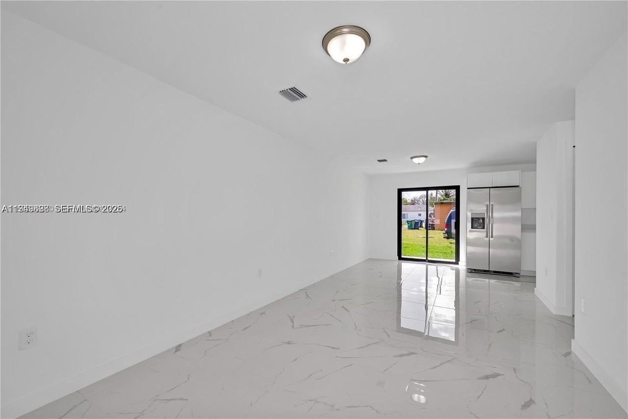 673 Nw 14th St #1 - Photo 4 of 21