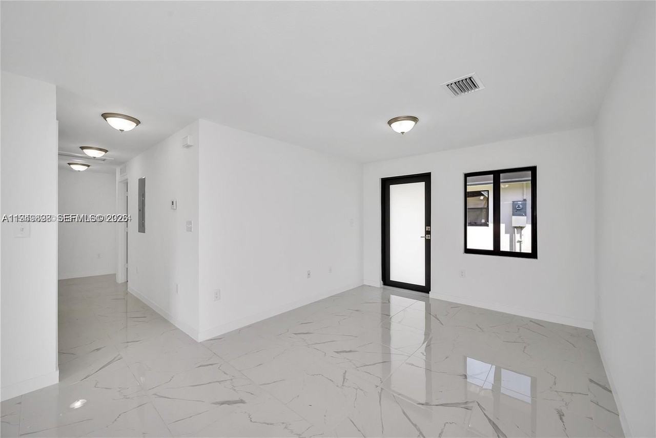 673 Nw 14th St #1 - Photo 5 of 21