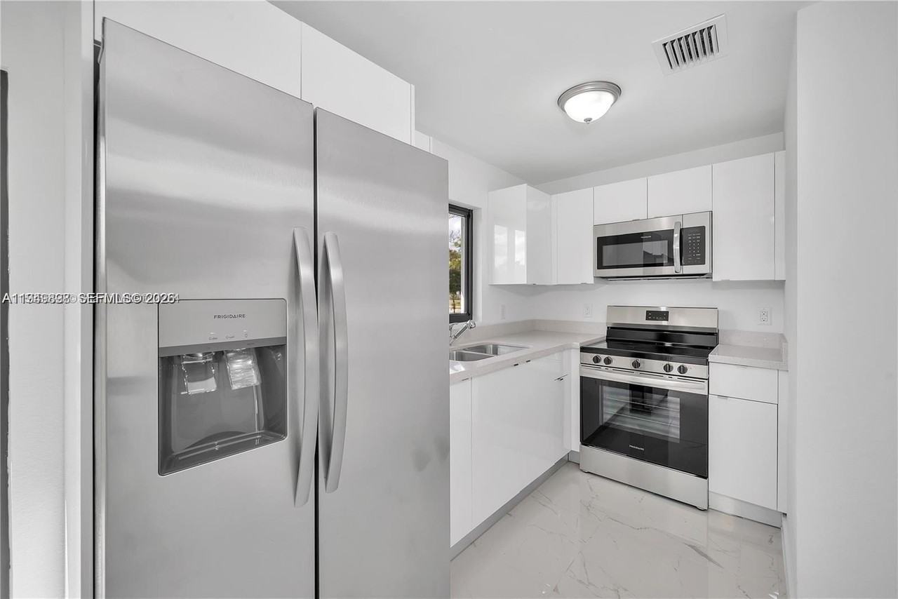 673 Nw 14th St #1 - Photo 6 of 21