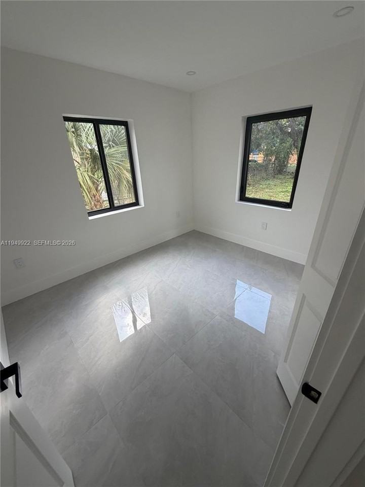 15920 Nw 17th Ct - Photo 4 of 19