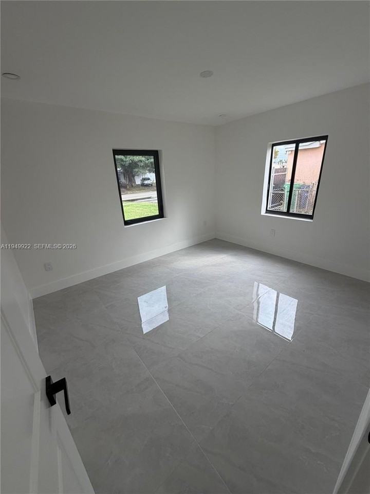 15920 Nw 17th Ct - Photo 7 of 19