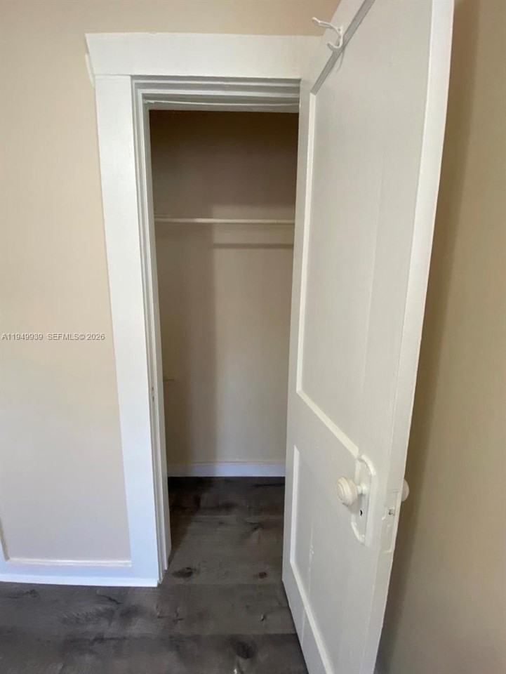 1011 Sw 5th St #2 - Photo 2 of 11