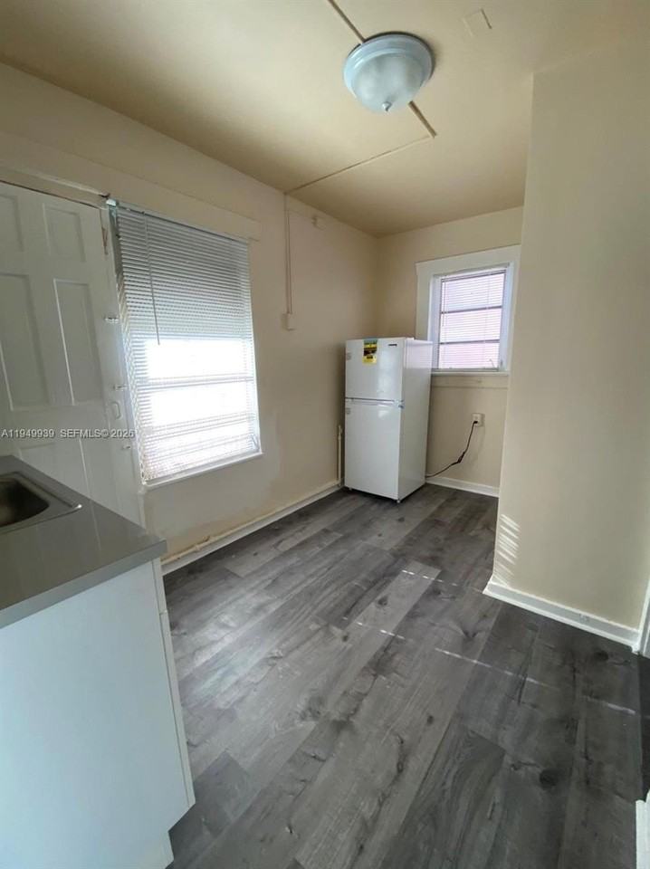 1011 Sw 5th St #2 - Photo 3 of 11