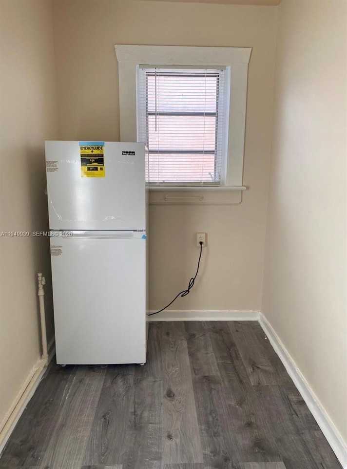 1011 Sw 5th St #2 - Photo 4 of 11