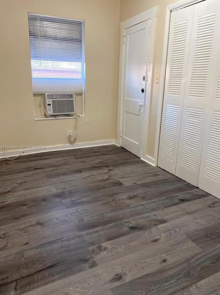 1011 Sw 5th St #2 - Photo 5 of 11