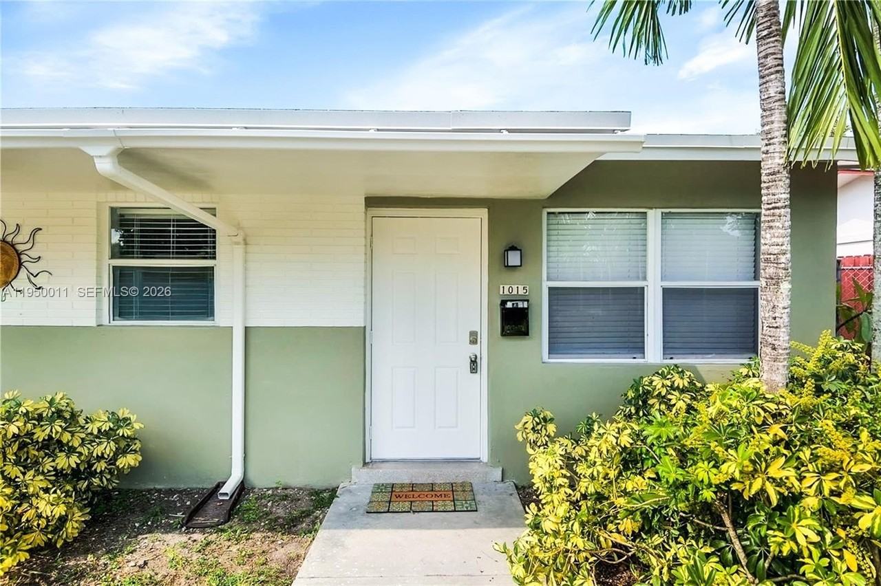 1015 Sw 30th St #1015 - Photo 2 of 15