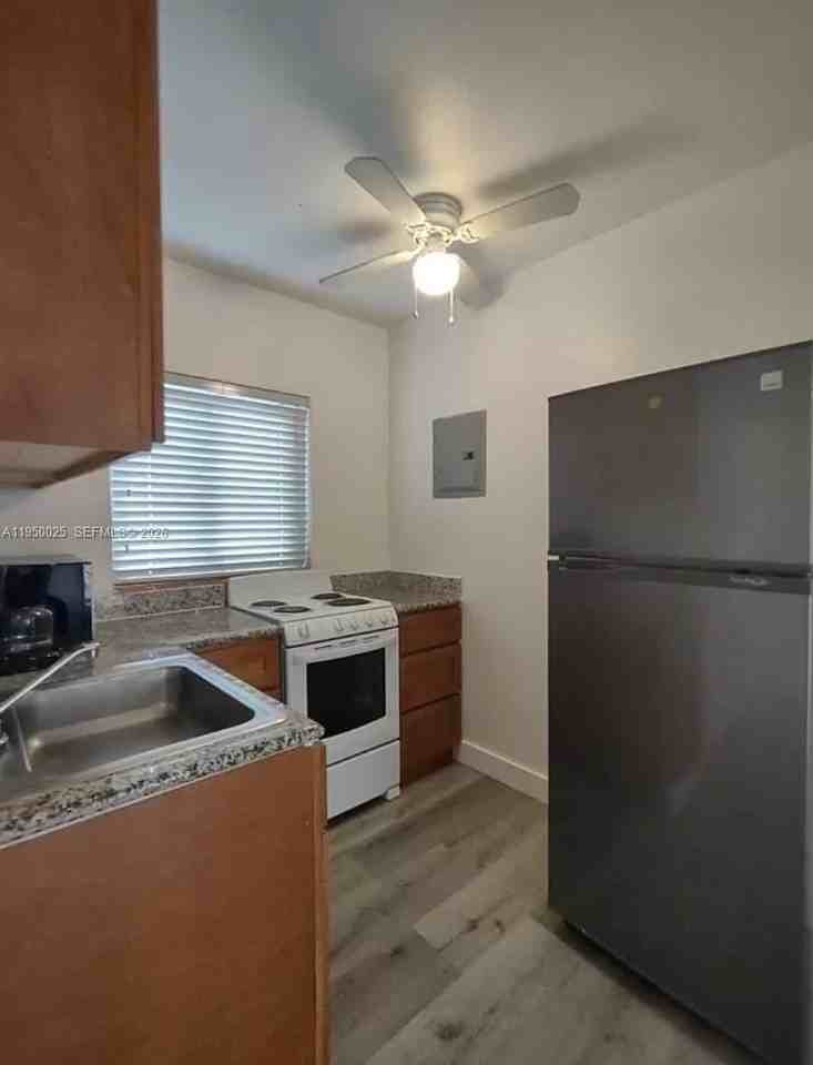 635 Sw 16th Ave #3 - Photo 5 of 7