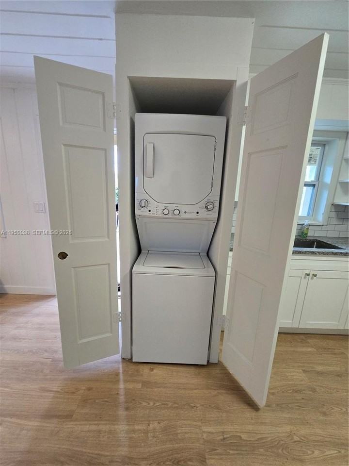 4000 Greenwood Ave #1 - Photo 2 of 6