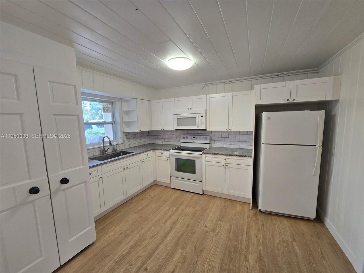 4000 Greenwood Ave #1 - Photo 3 of 6