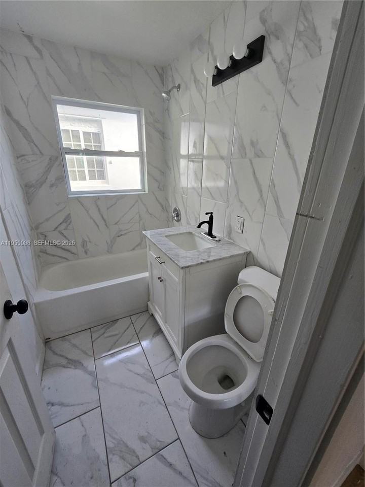 4000 Greenwood Ave #1 - Photo 5 of 6