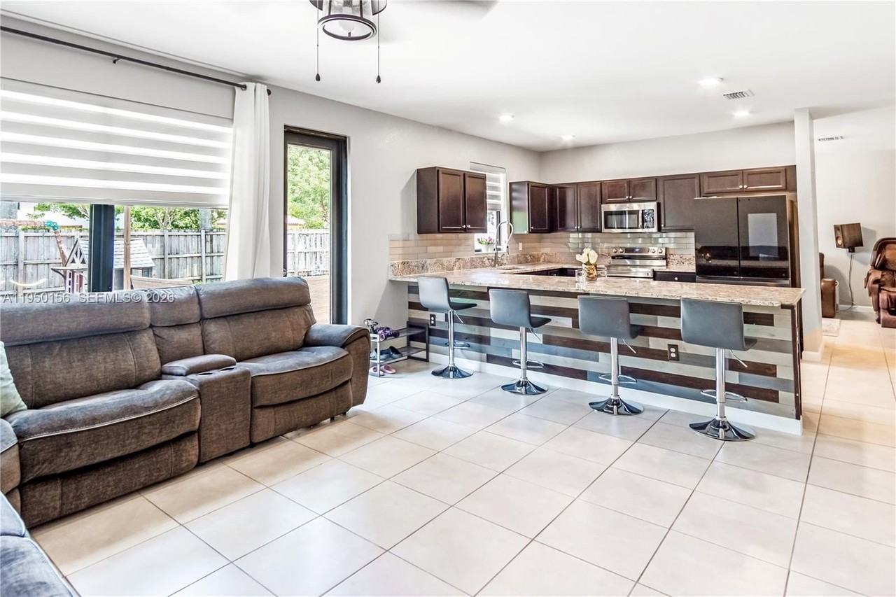 724 Se 37th Ave #724 - Photo 4 of 16