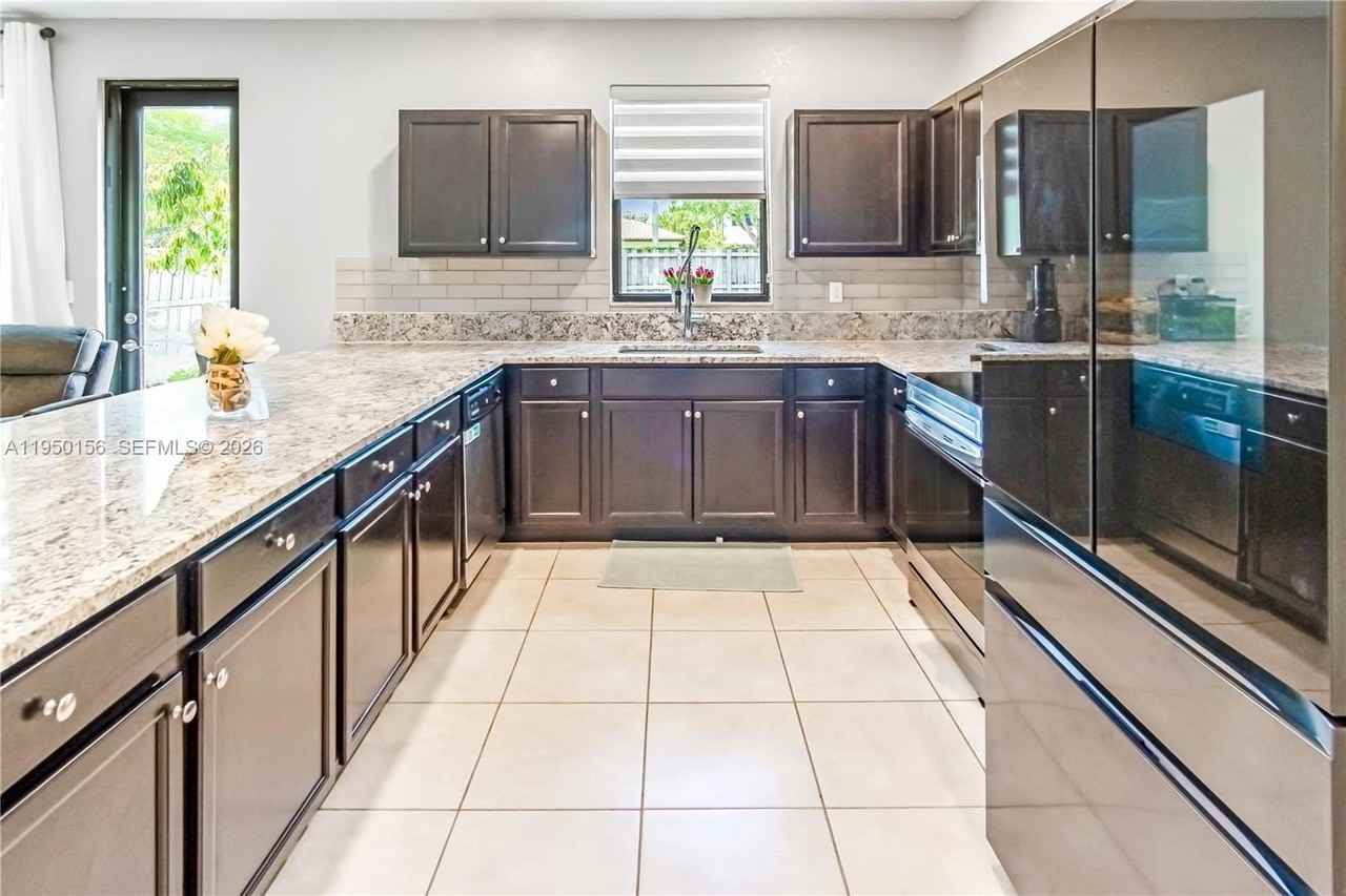 724 Se 37th Ave #724 - Photo 6 of 16