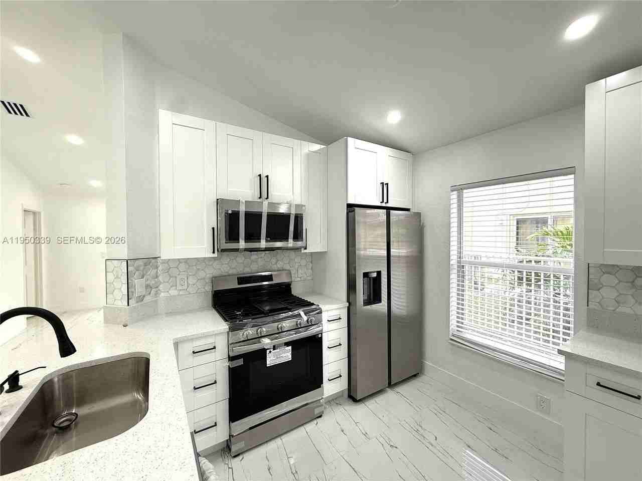 8989 Nw 53rd St - Photo 5 of 18