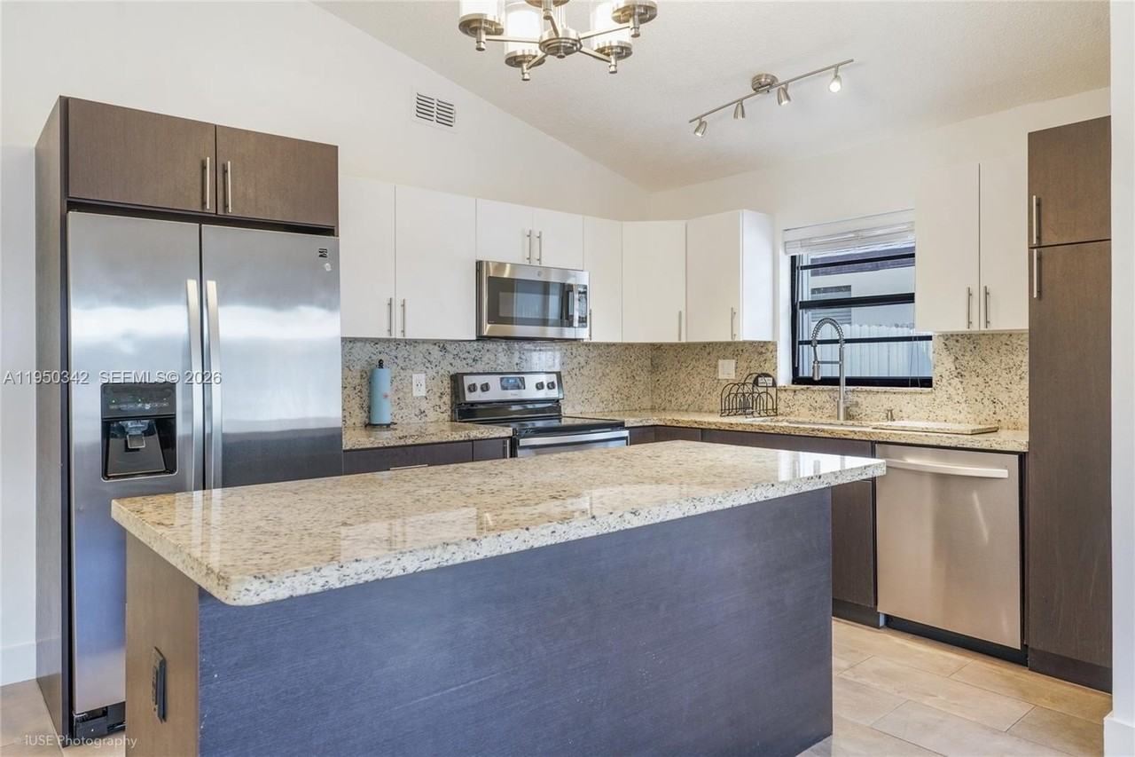 1634 Sw 19th Ter #1634 - Photo 3 of 14