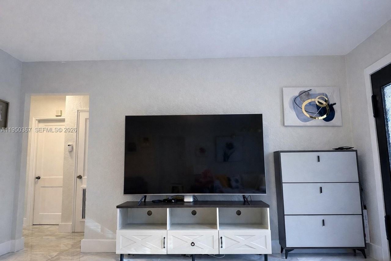 1415 Mayo St - Photo 5 of 18