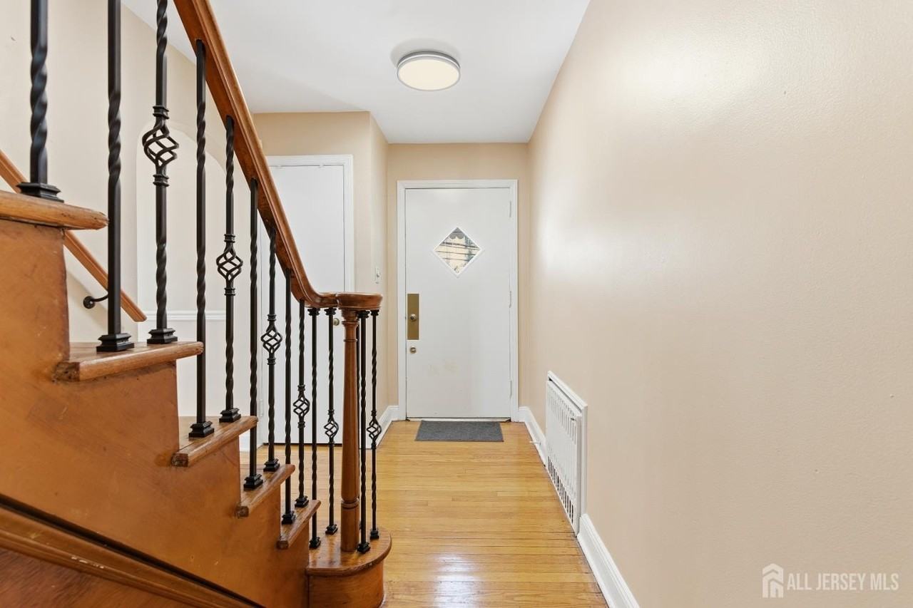 219 Plainfield Rd - Photo 4 of 41