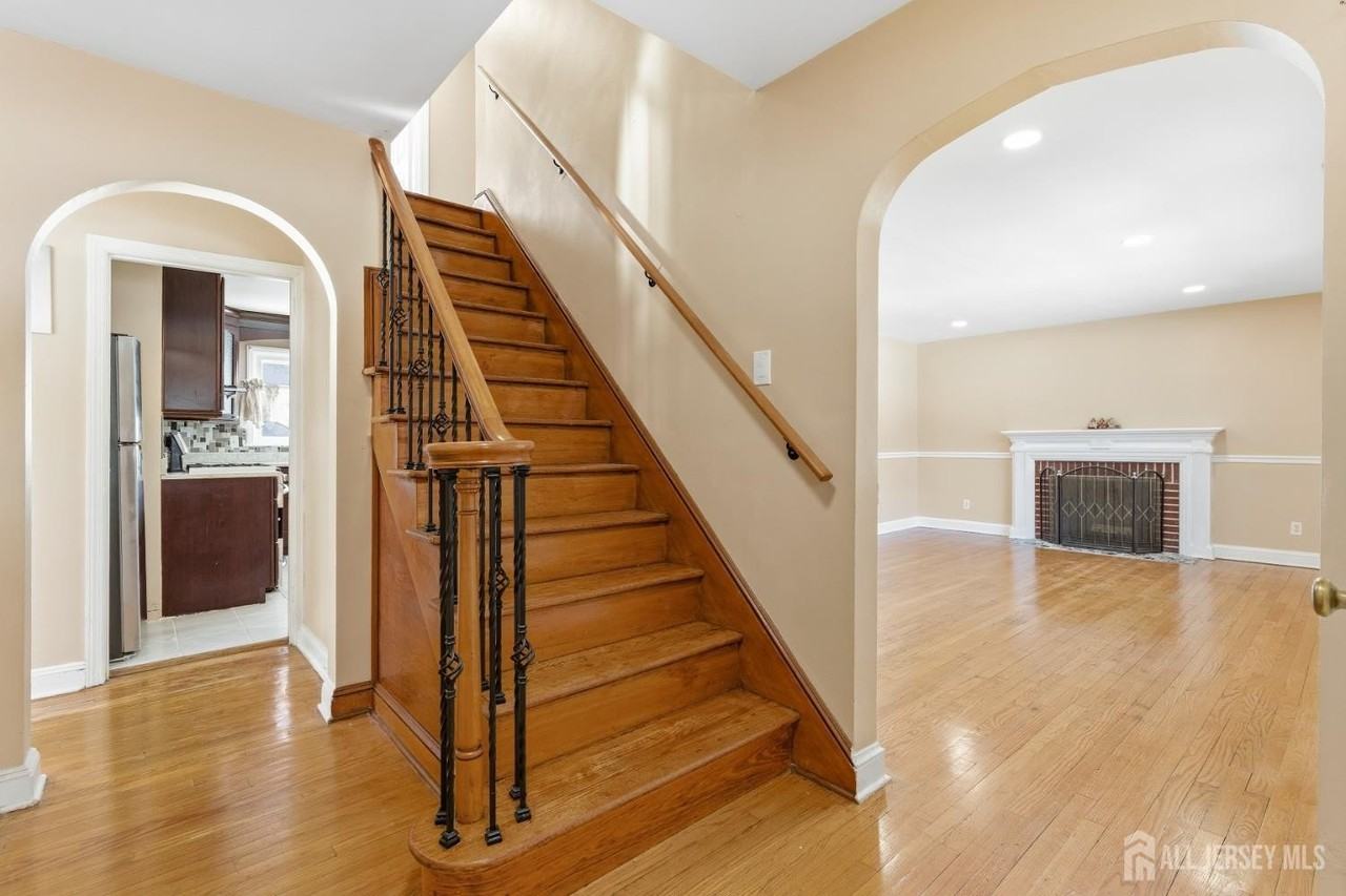 219 Plainfield Rd - Photo 5 of 41