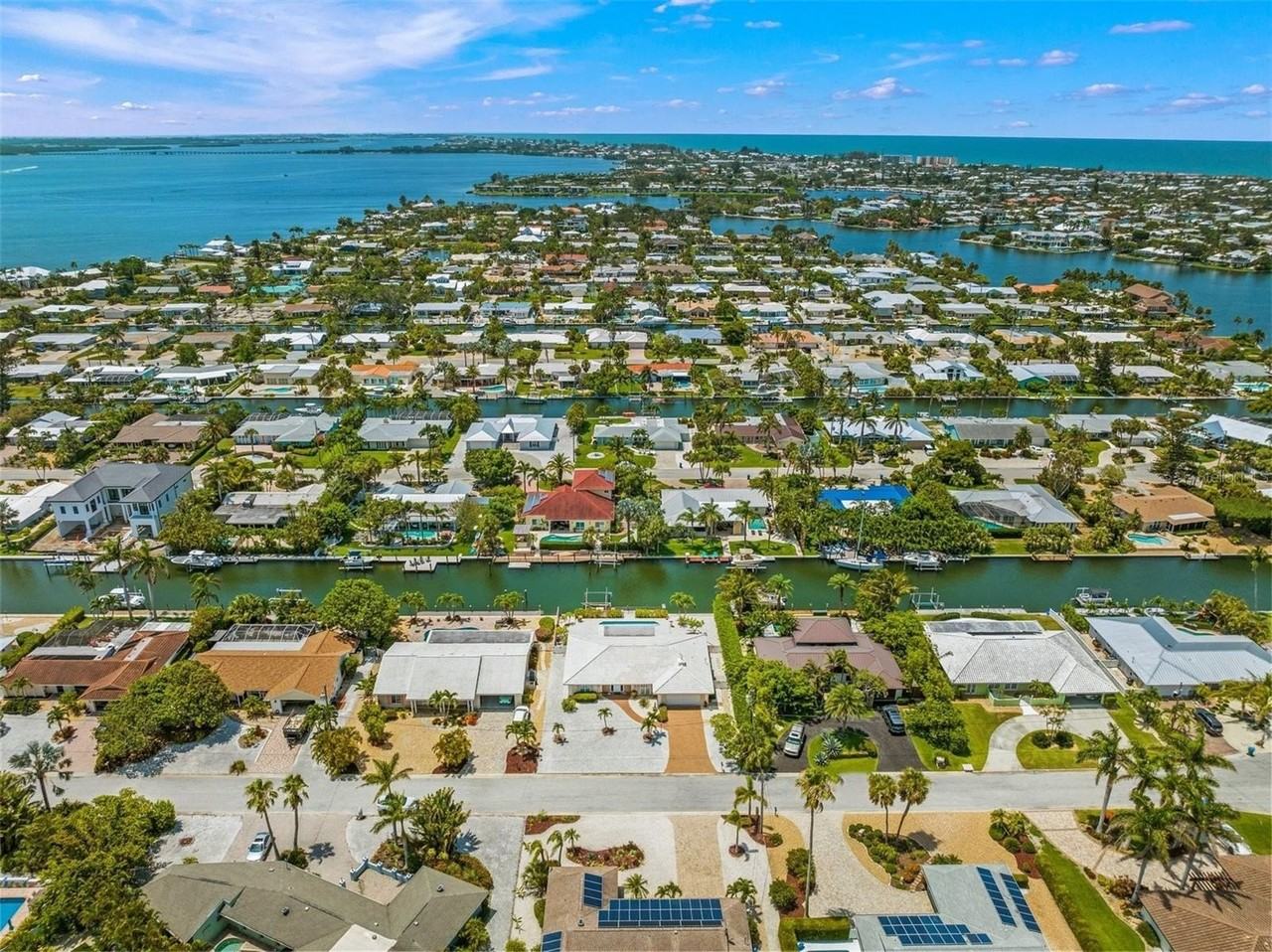 614 Gladstone Ln - Photo 3 of 50