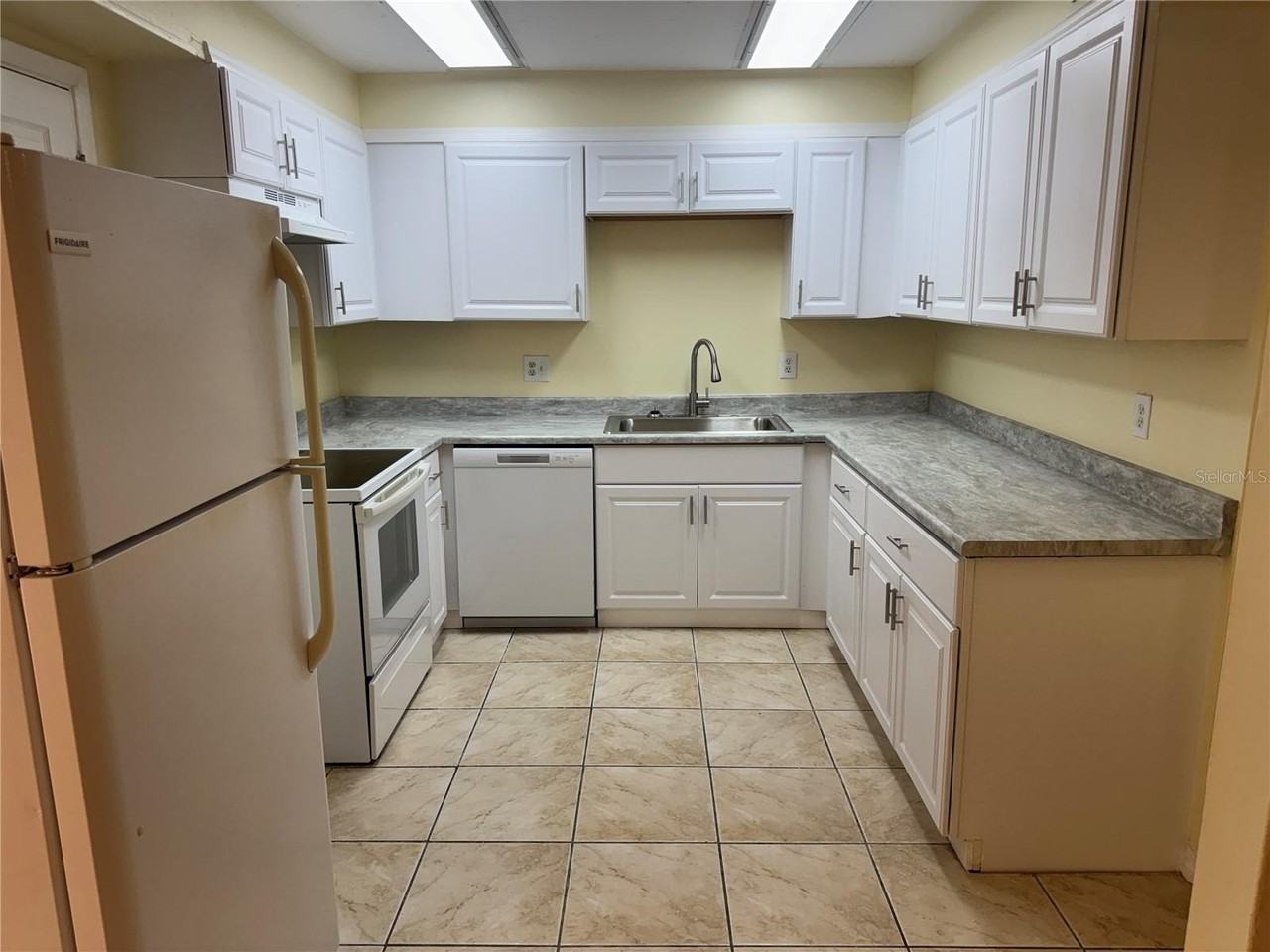 215 Amherst Ave - Photo 6 of 19