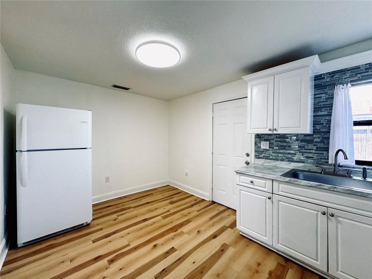 522 Main St #B - Photo 6 of 16