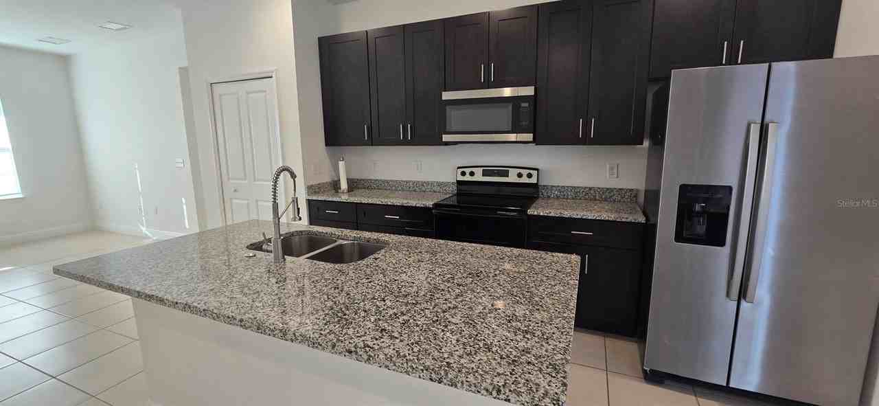 405 Marion Oaks Ln - Photo 4 of 16