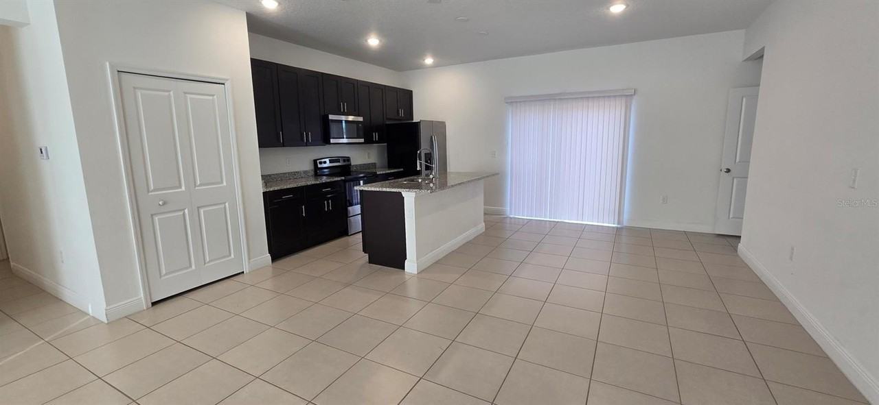 405 Marion Oaks Ln - Photo 6 of 16