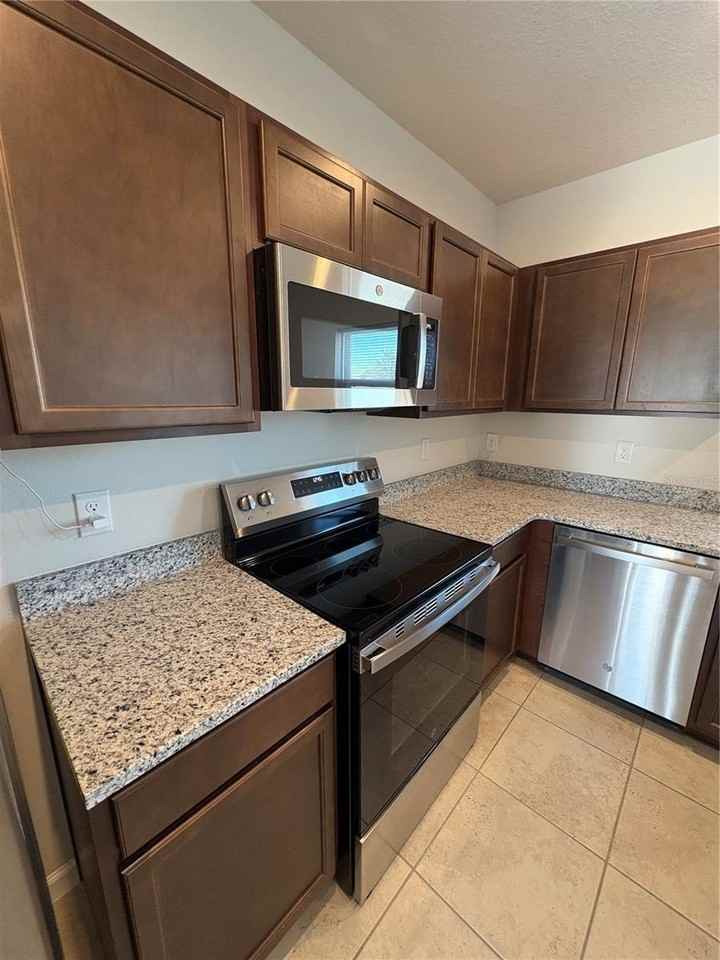 1221 Lexington Ln - Photo 6 of 36