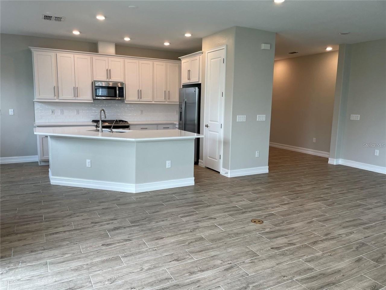 4580 Almada Ln - Photo 3 of 34