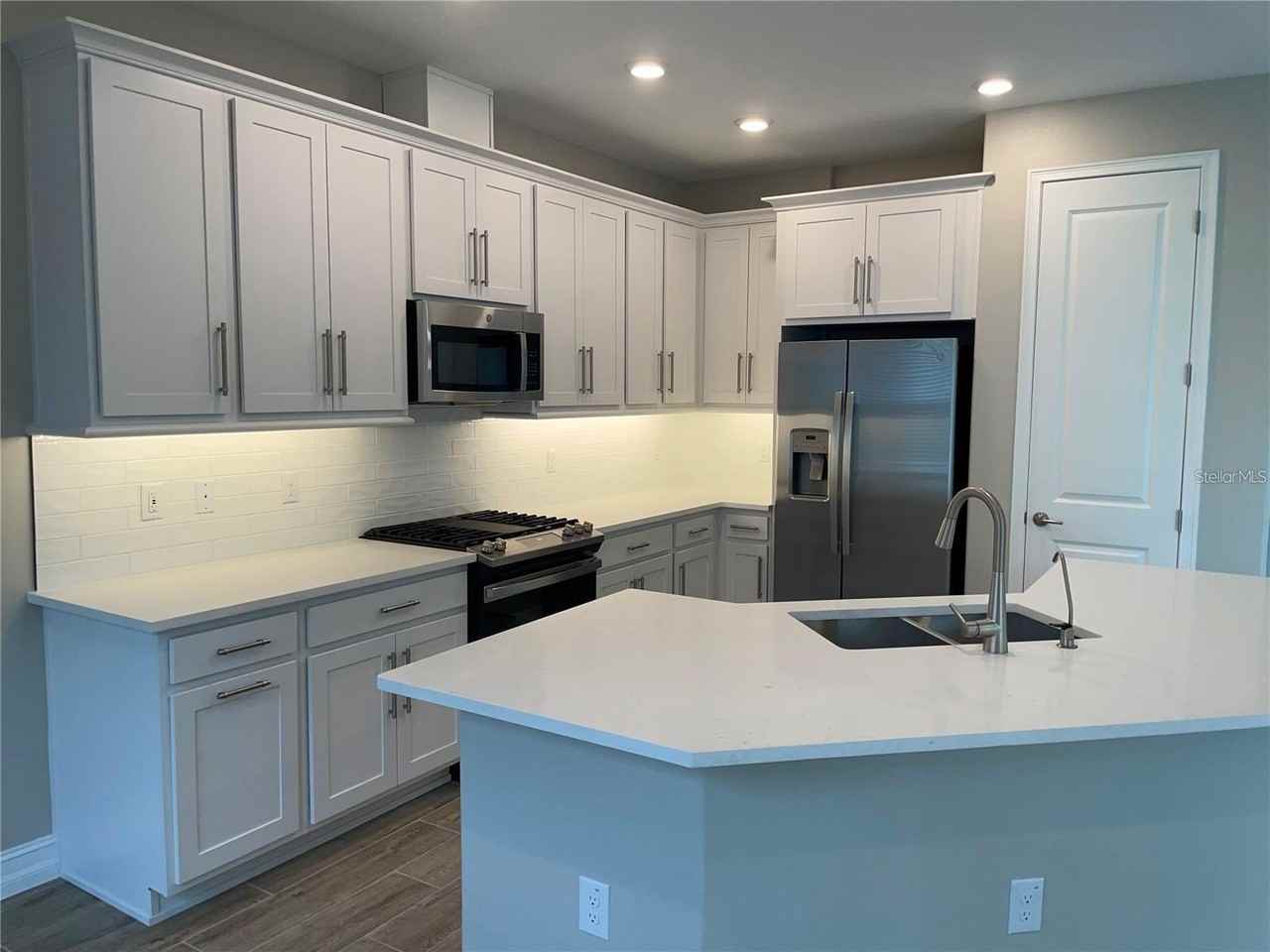 4580 Almada Ln - Photo 7 of 34