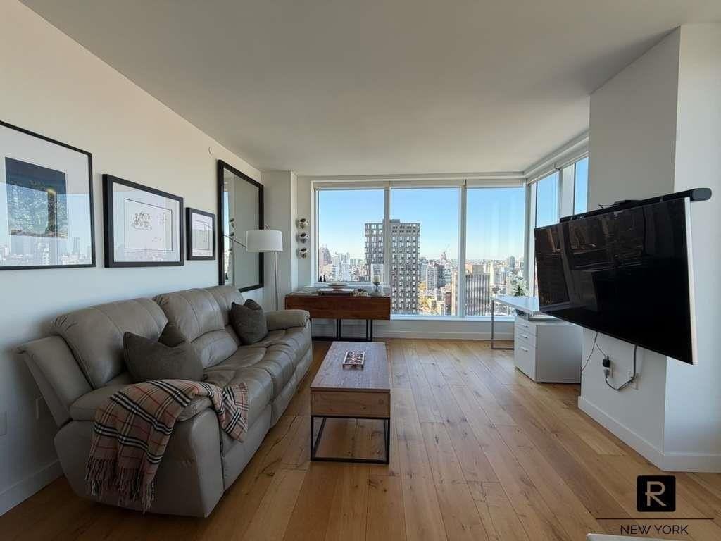 180 Broome St Apt 2308 #2308 - Photo 4 of 14