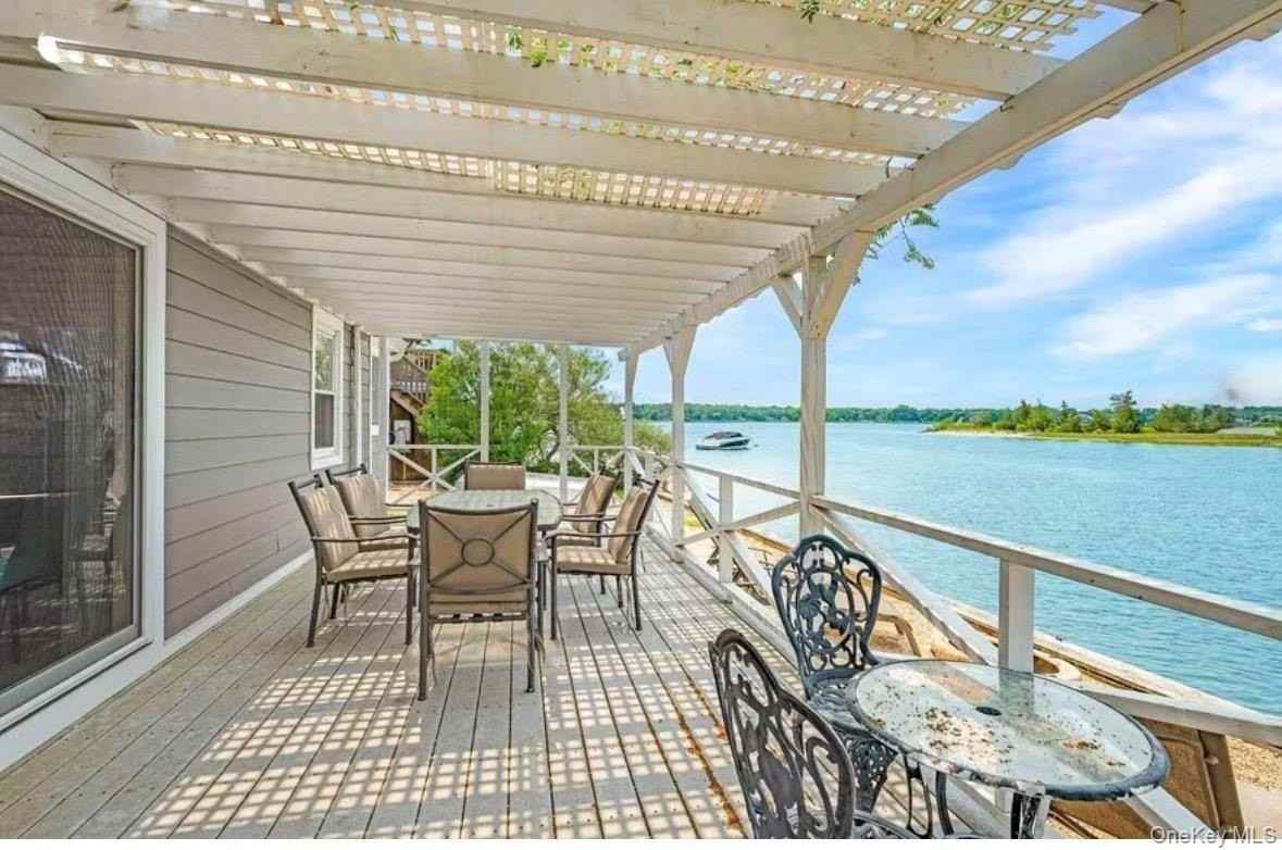 286 Towd Point Rd - Photo 3 of 35