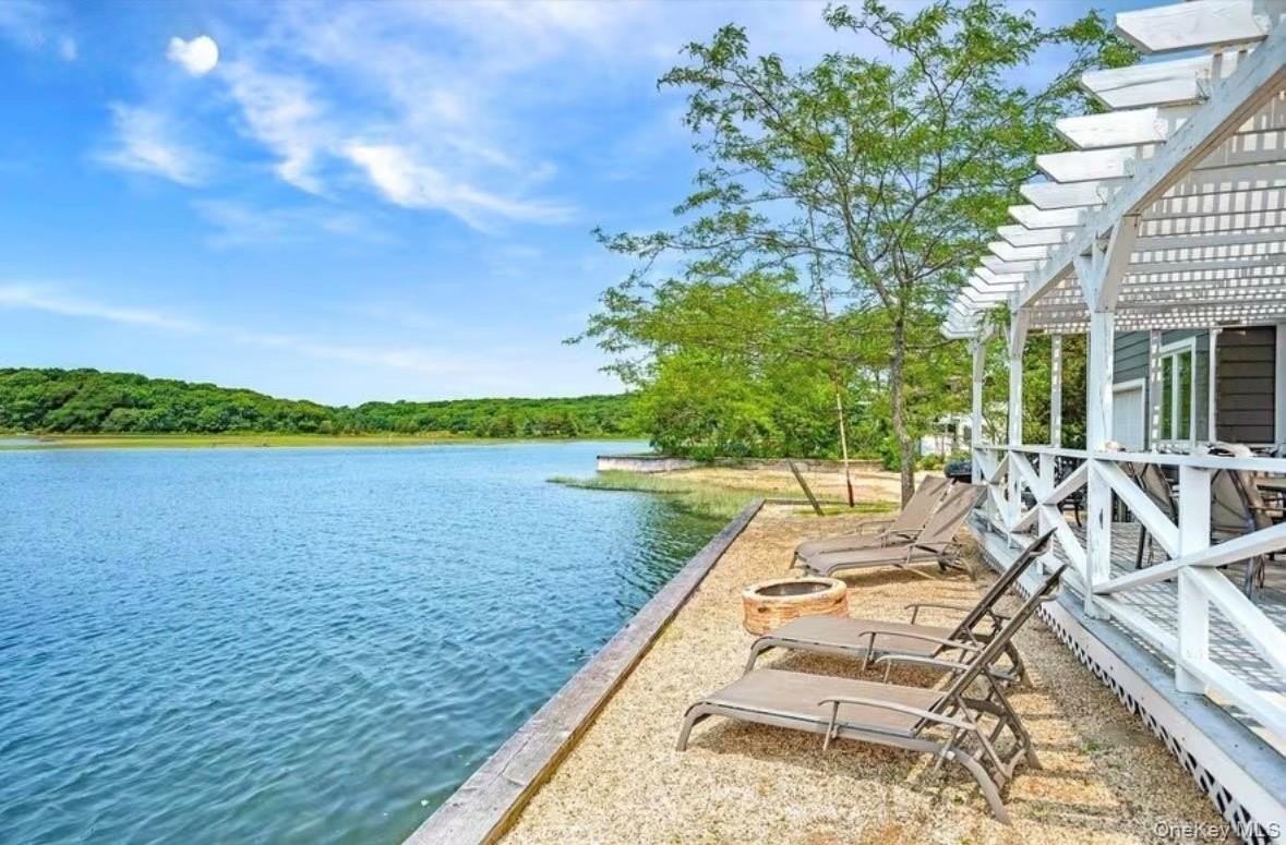 286 Towd Point Rd - Photo 5 of 35