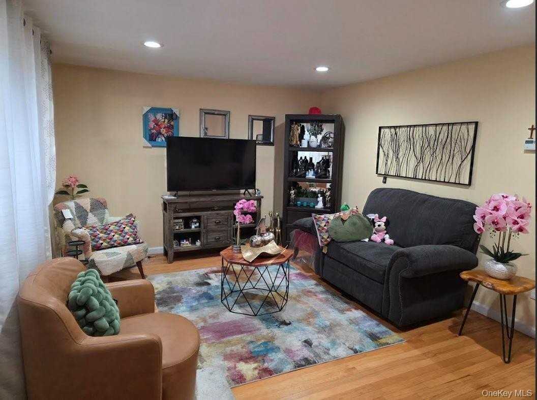 102 Applegate Dr - Photo 2 of 6