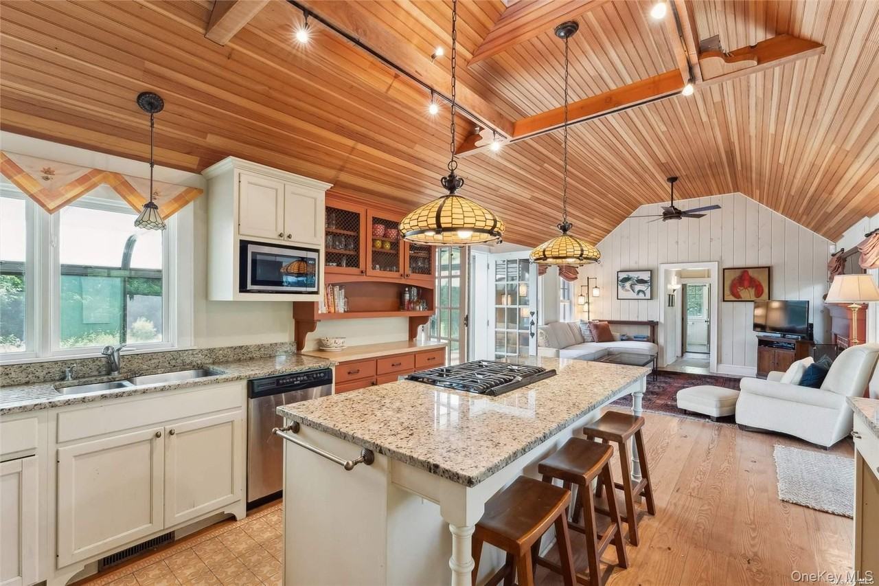 695 Main St - Photo 6 of 26