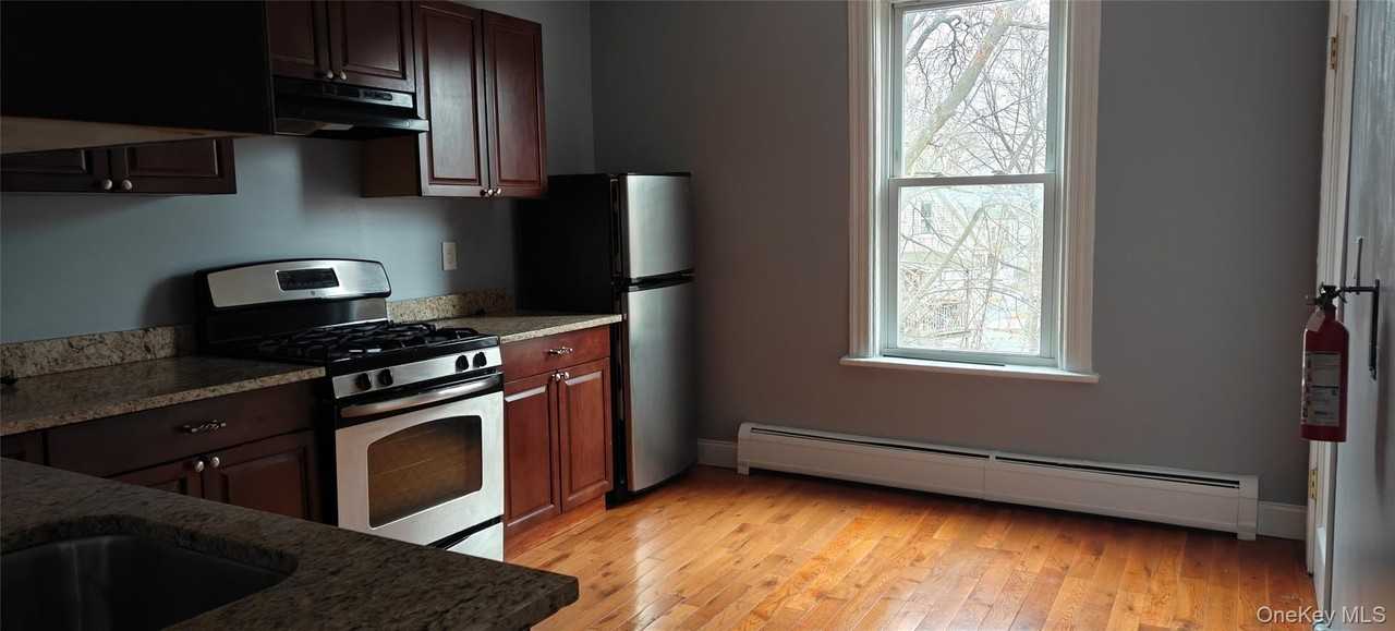 104 Winnikee Ave Apt 3 #3 - Photo 3 of 15