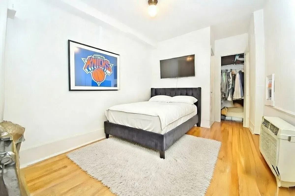 401 E 13th St #2W - Photo 2 of 6