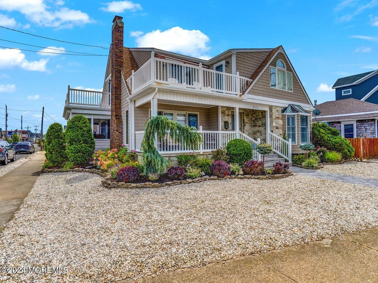 200 S Bayview Ave - Photo 2 of 20