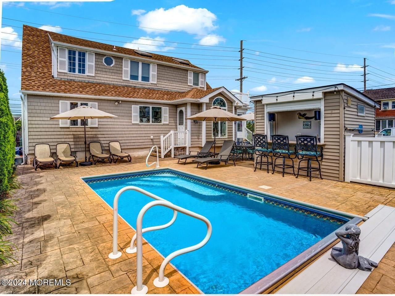 200 S Bayview Ave - Photo 4 of 20