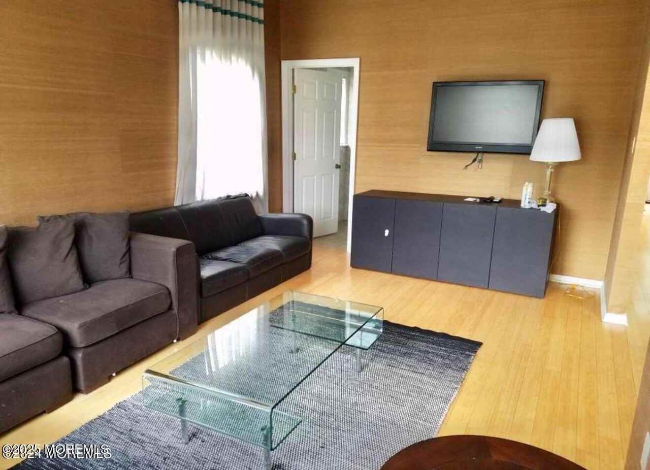 95 Poplar Ave - Photo 3 of 9