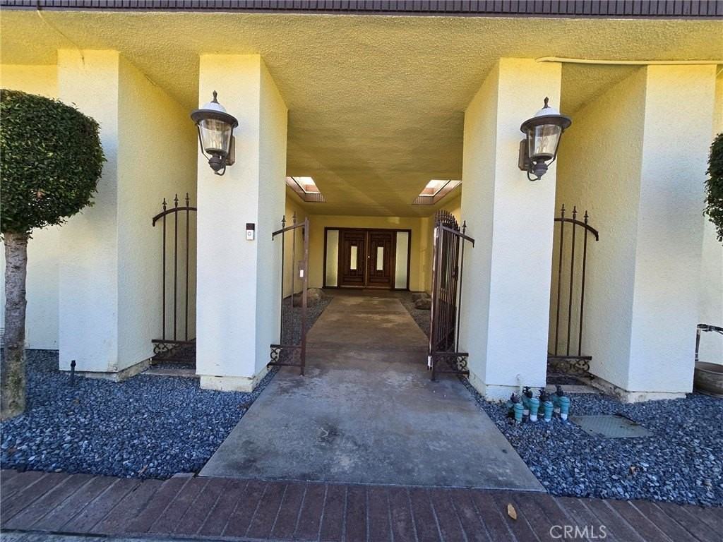 588 W 17th St - Photo 2 of 42