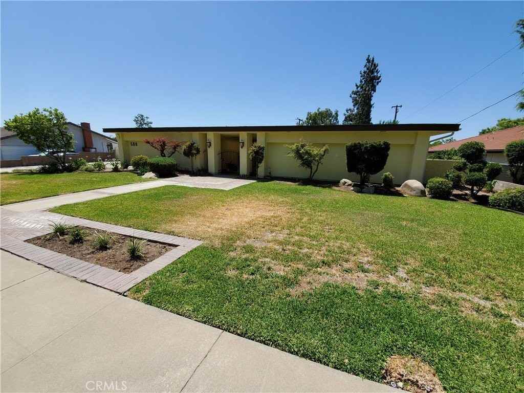 588 W 17th St - Photo 3 of 42