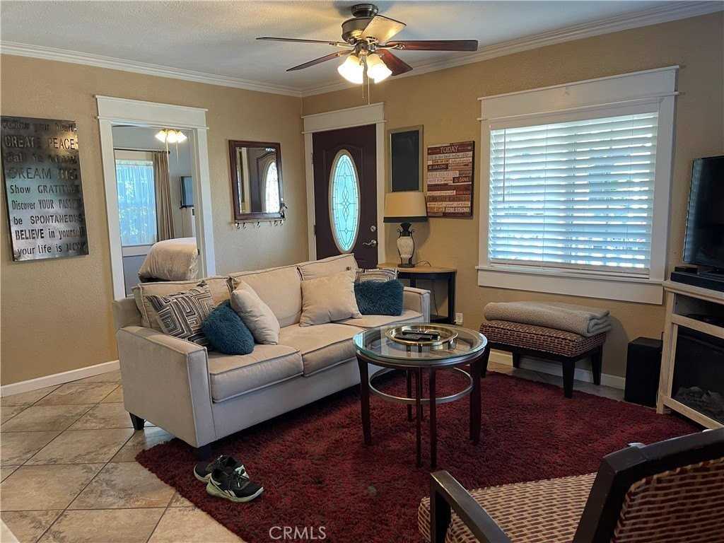 113 11th St - Photo 3 of 18