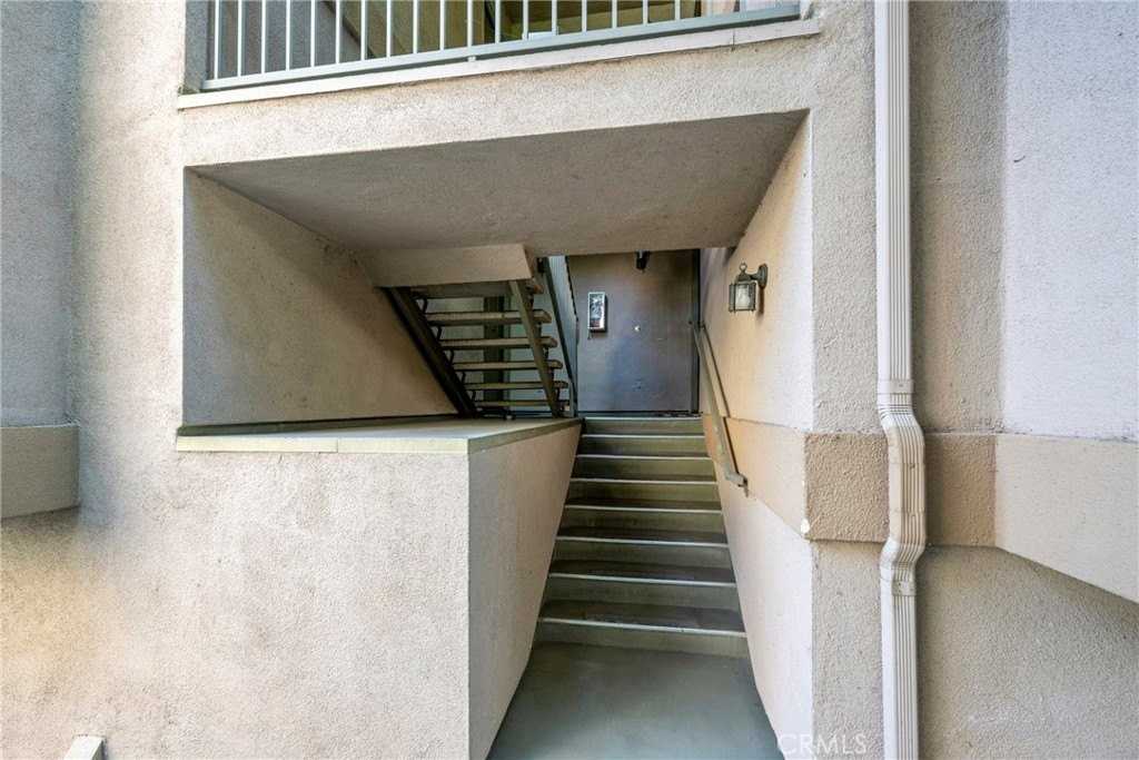 1519 E Spruce St #D - Photo 2 of 50